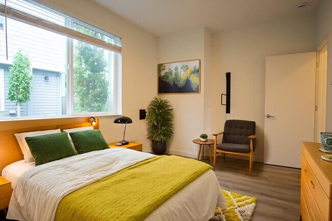 Building Photo - GET $300 + ONE MONTH FREE!! Rare 3 Bed, 2 ...