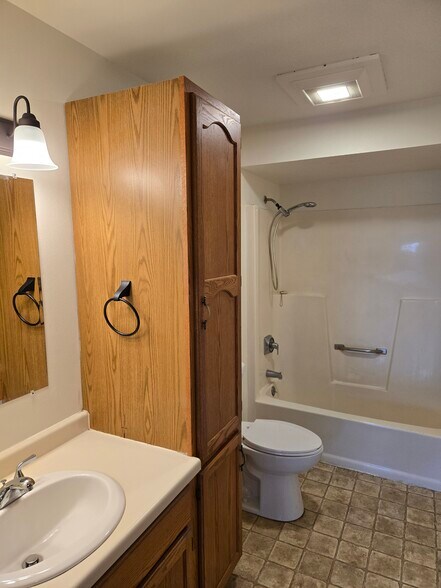 Building Photo - 1324 W Main St