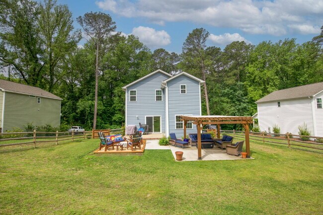 Building Photo - Charming 3-bedroom, 2.5-bath home nestled in the heart of Carthage