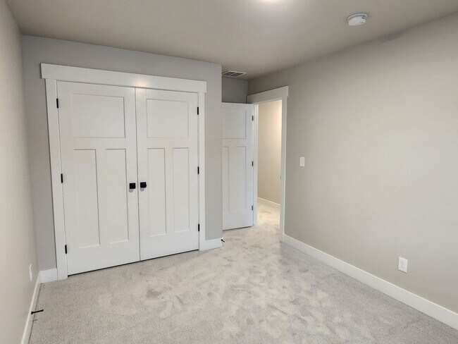 Building Photo - Beautiful  End Unit Townhome In Herriman