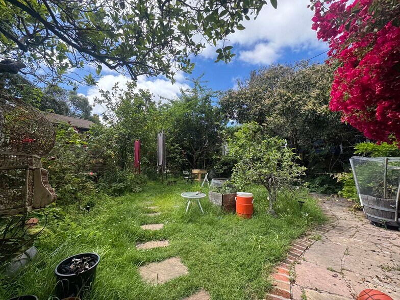 Building Photo - 2836 Derby St