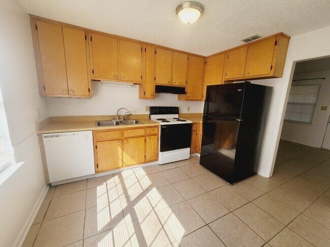 Building Photo - 5800 Japonica Ct