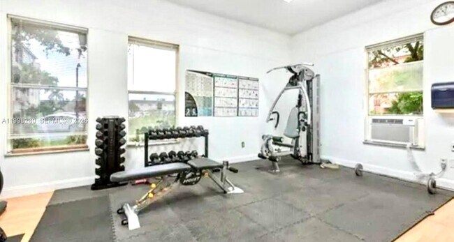 Building Photo - 2841 Somerset Dr