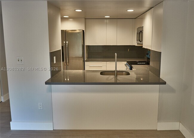 Building Photo - 10042 SW 77th Ct