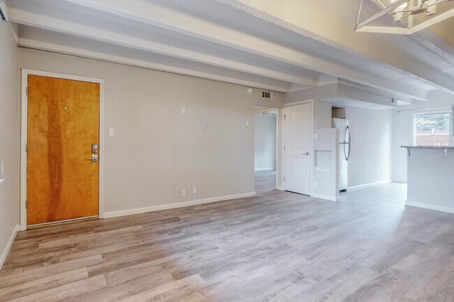 Building Photo - 1100 Alvarado Dr SE