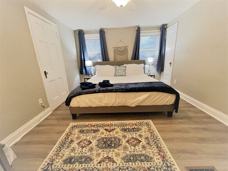 Bedroom 1 - King size bed - 120 Edgemont Rd