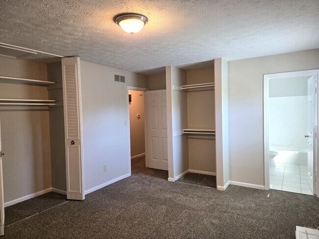 Building Photo - Spacious Split Level In Gainesway   251113