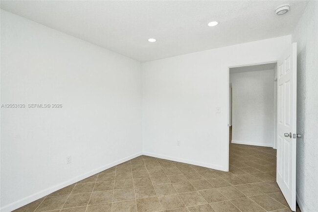 Building Photo - 2120-2122 Thomas Street Unit 2122