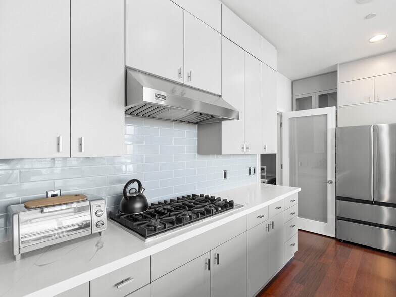 Building Photo - 1025 NW Couch St