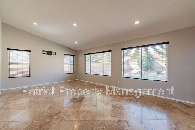 Building Photo - 4704 E Villa Maria Dr