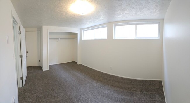 Building Photo - Hen-269