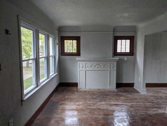 Building Photo - 9341 Roselawn- 3 BEDS & 1.5 BATH FOR RENT!