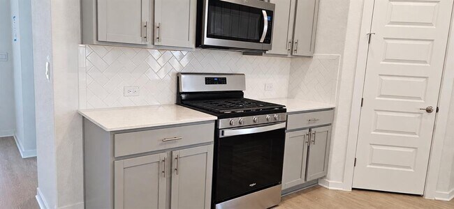 Building Photo - 2100 Magnolia Hl Dr