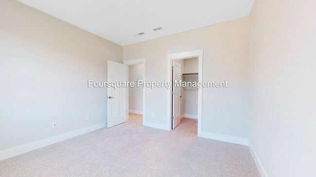 Building Photo - Single Family Home |2nd Floor Built-In Off...