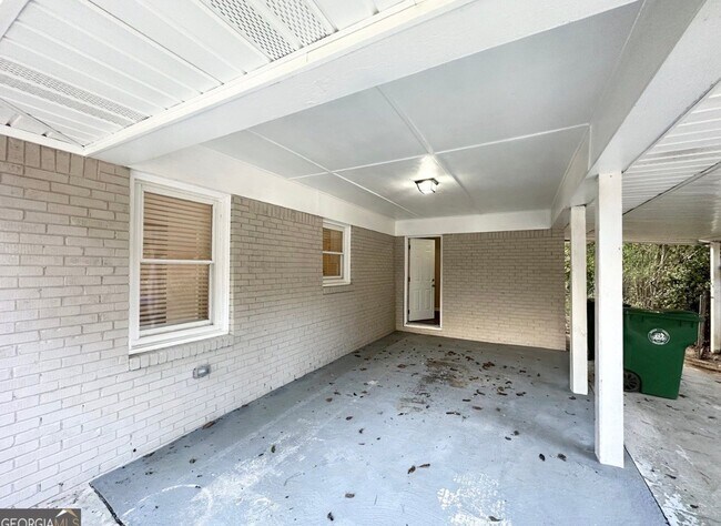 Building Photo - 1737 McKenzie Dr