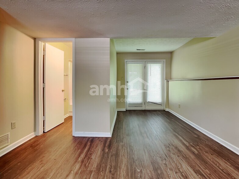 Building Photo - 3659 Shorewood Dr