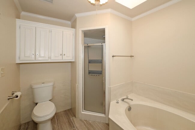 Building Photo - Spacious Canyon Home