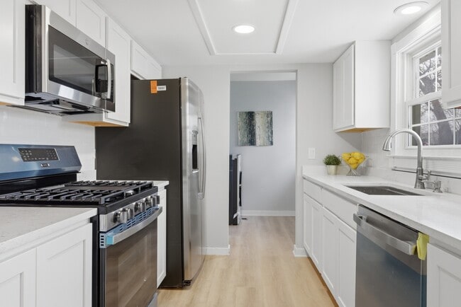 Building Photo - 593 Bristol Ln