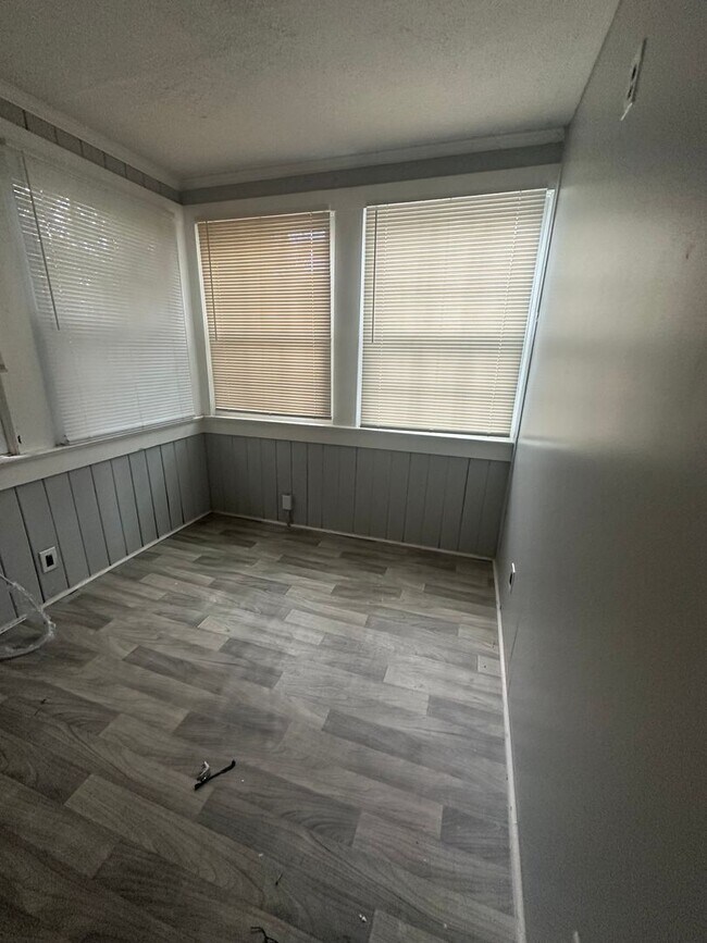 Building Photo - 1126 Brentwood Ave