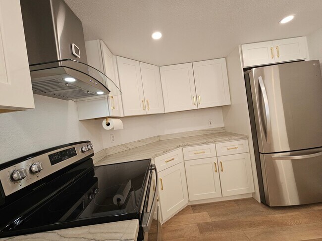 Building Photo - Cherry Creek Beautiful and Bright 1 Bed 1 Bath Condo