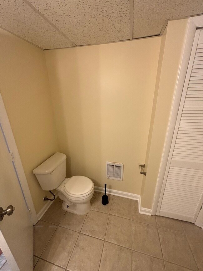 Building Photo - 3 bedrooms plus Den