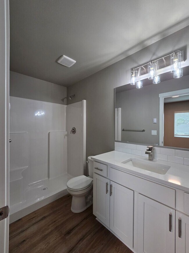 Building Photo - Brand New Large 2 bedroom 2.5 Bathrooms in Centralia