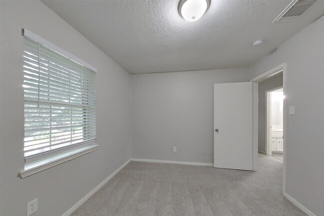 Building Photo - 2307 Hilton Head Dr