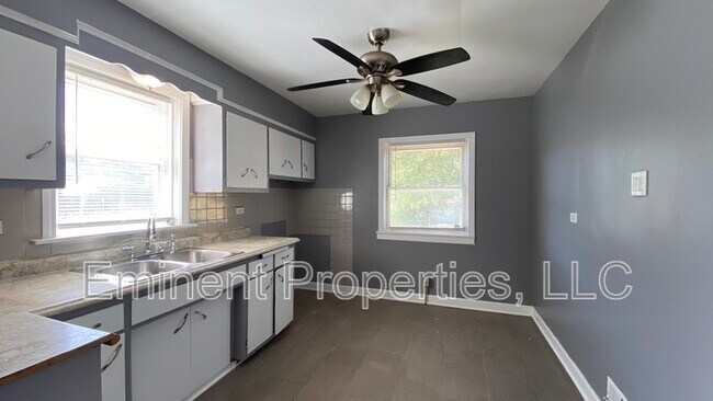 Building Photo - 10628 S Green St