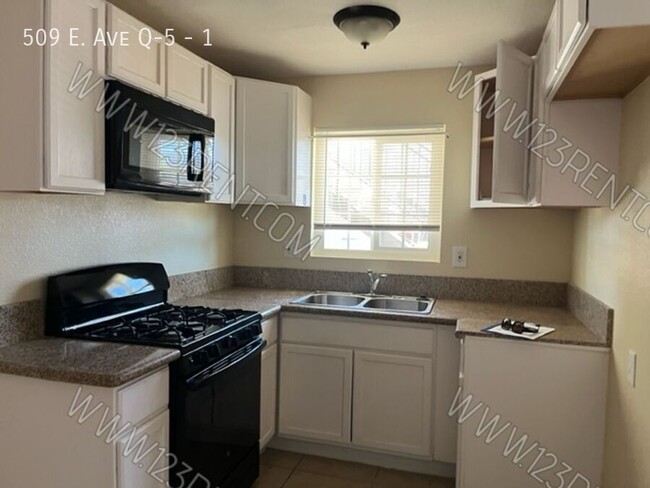 Building Photo - 2BD/1BTH 1st and 2nd FLOOR APARTMENT EAST ...