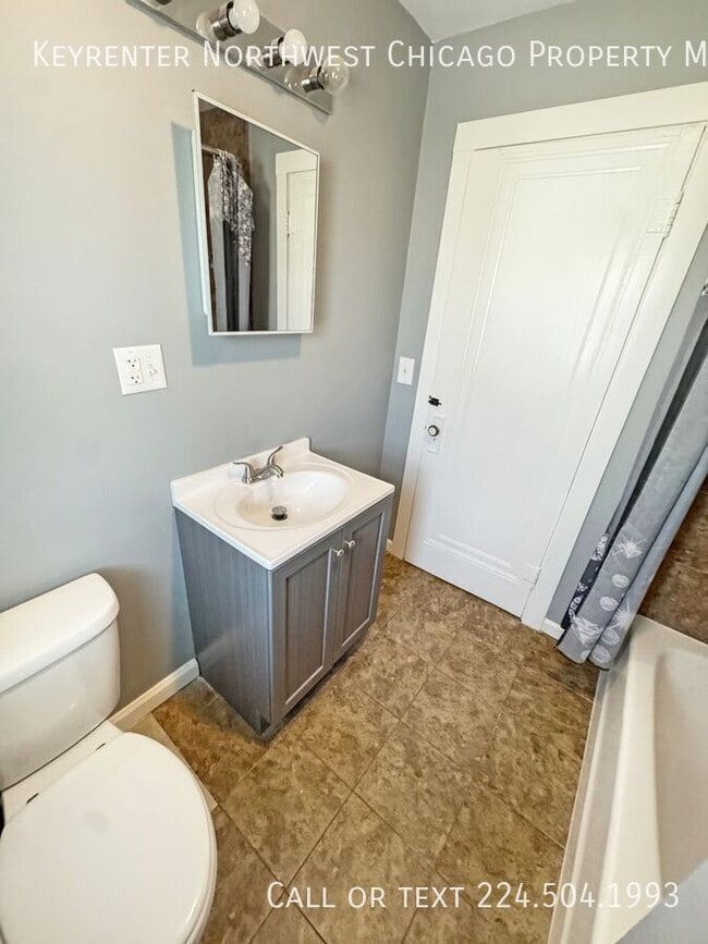 Building Photo - 471 Center St