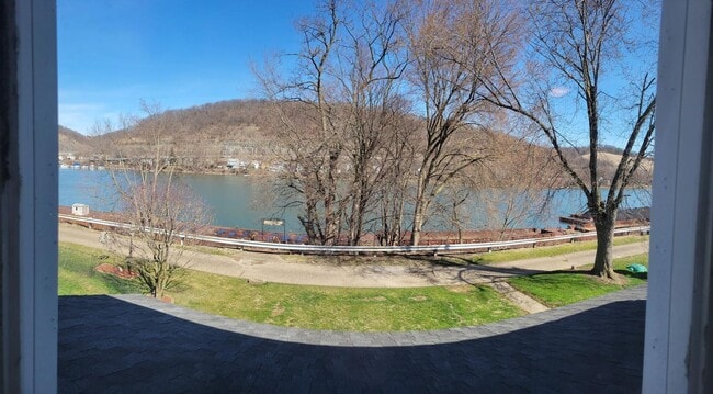 Building Photo - 3-bedroom, 1-bathroom home located on the picturesque Neville Island, PA.