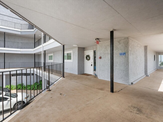Building Photo - 7600 Seawall Blvd