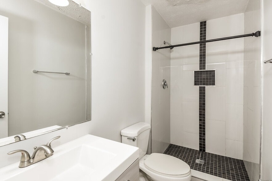 Building Photo - 1890 Lamplighter Way