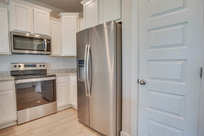 Building Photo - Spacious North Pensacola Townhome Featuring Modern Finishes, Granite Kitchen, Private Garage, Com...