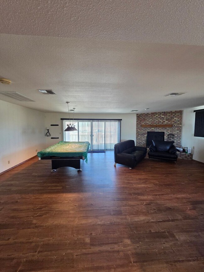 Building Photo - One of Kind 3 bed/2.5 bath home with 3 car attached garage located in BHC.