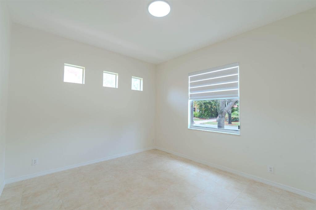 Building Photo - 5733 NW 119th Dr