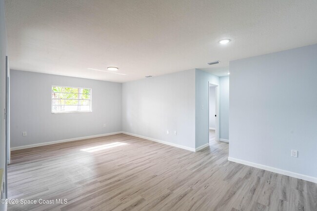 Building Photo - 306 Harvey Ave NE