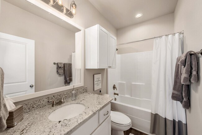 Building Photo - 4/4.5 in Pershing Pointe Townhomes! Availa...