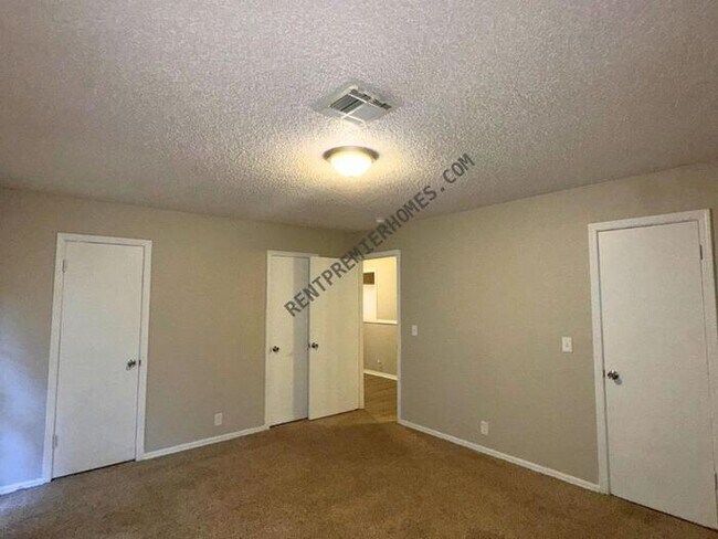 Building Photo - 200 Lochwood Cir