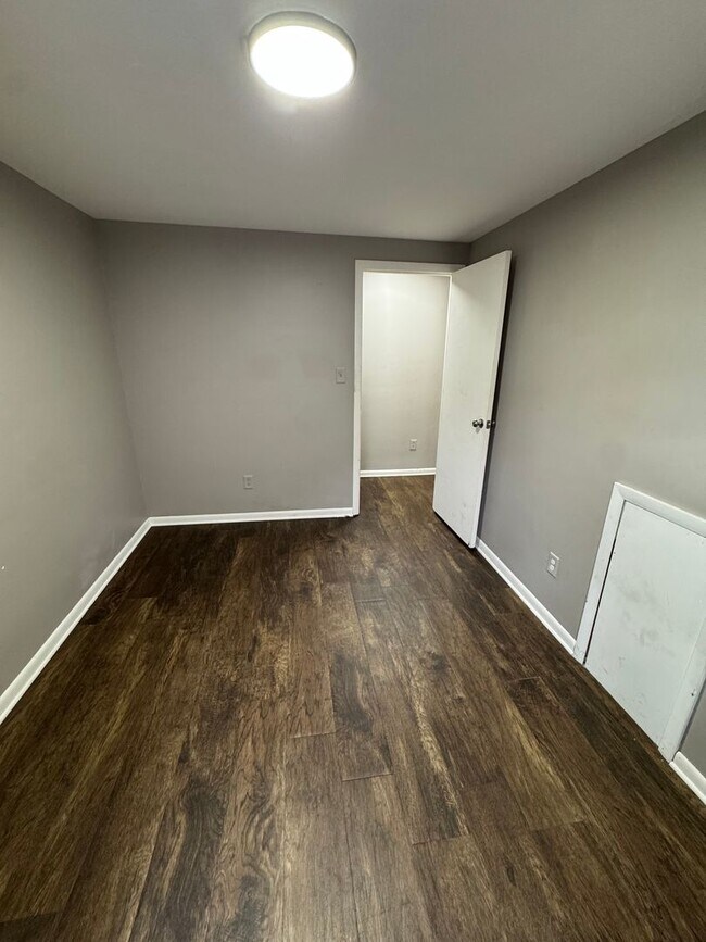 Building Photo - 542 5th Ave