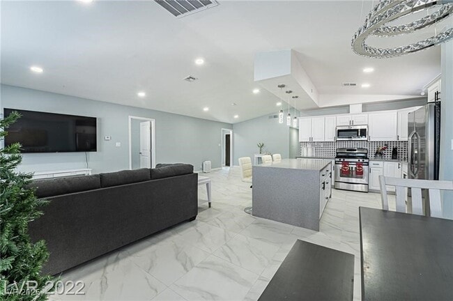 Building Photo - 6420 W Alomar Ave