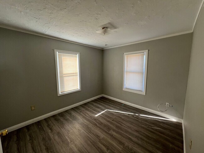 Building Photo - Super cute 2 bed  at the right place and price