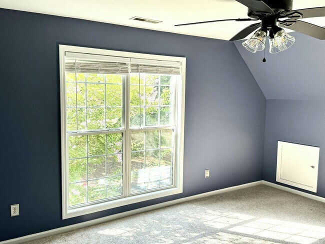 Building Photo - 170 Blue Ln