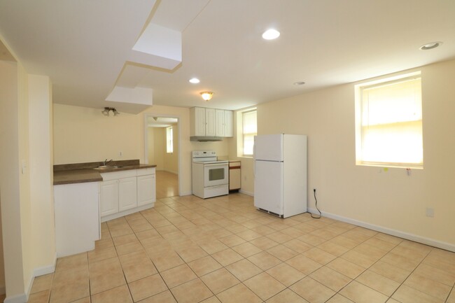 Building Photo - 5 BD + 3.5 Bath Bright & Beautiful Colonia...