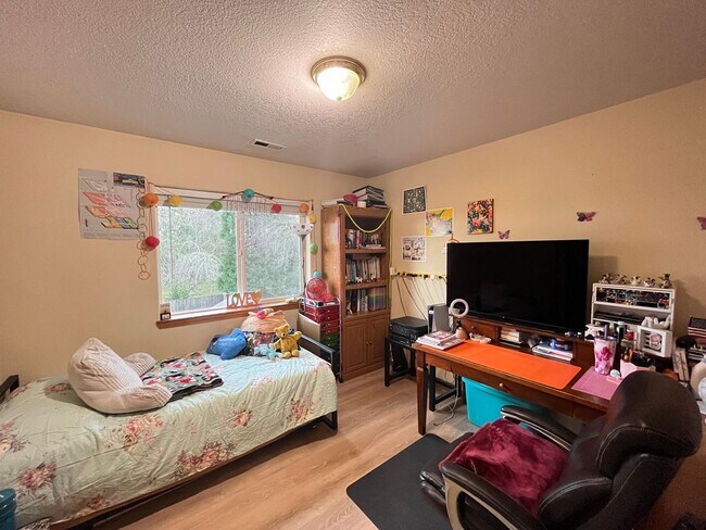 Building Photo - Beautiful 3 Bed, 2.5 Bath House in Central...