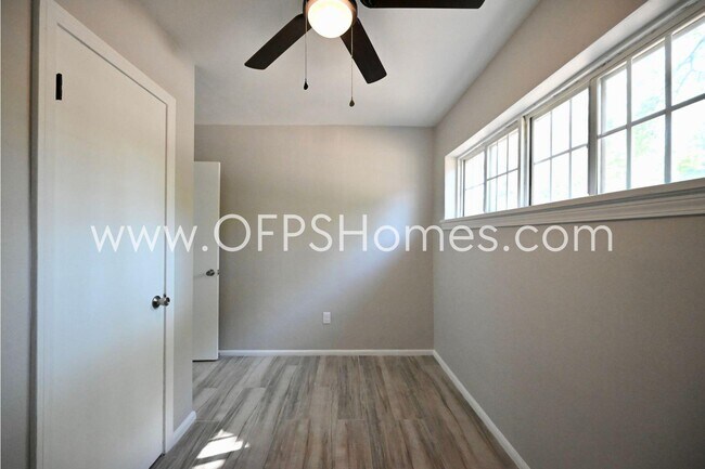 Building Photo - 131 Adkinson Dr