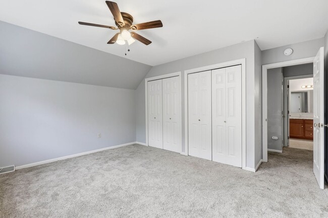 Building Photo - Beautiful 3 BR End Unit Townhouse in Summit Hills!