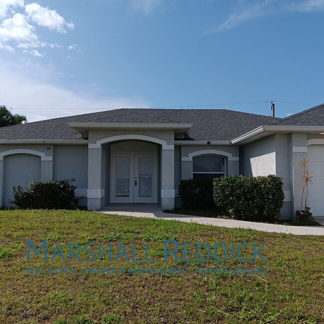 Building Photo - Pool Home 3 Bedroom,with a Den 2 Bath in d...