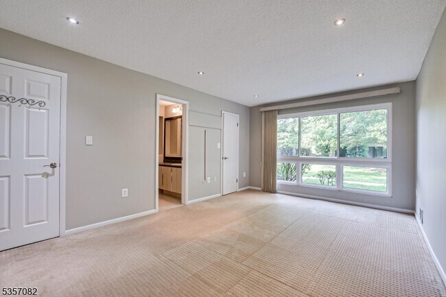 Building Photo - 318 Willowbrook Dr