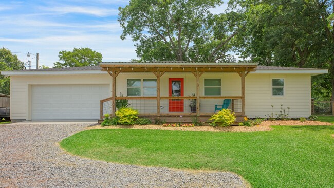 Building Photo - NOW AVAILABLE IN ARNAUDVILLE!